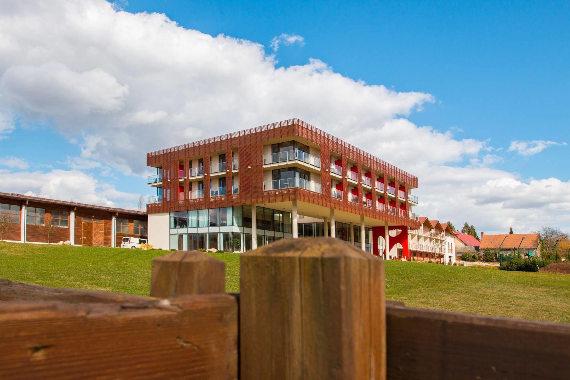 Velichovky K-Triumf Resort מראה חיצוני תמונה
